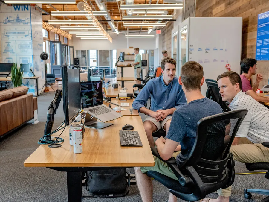 Des collaborateurs au travail dans un espace de bureau